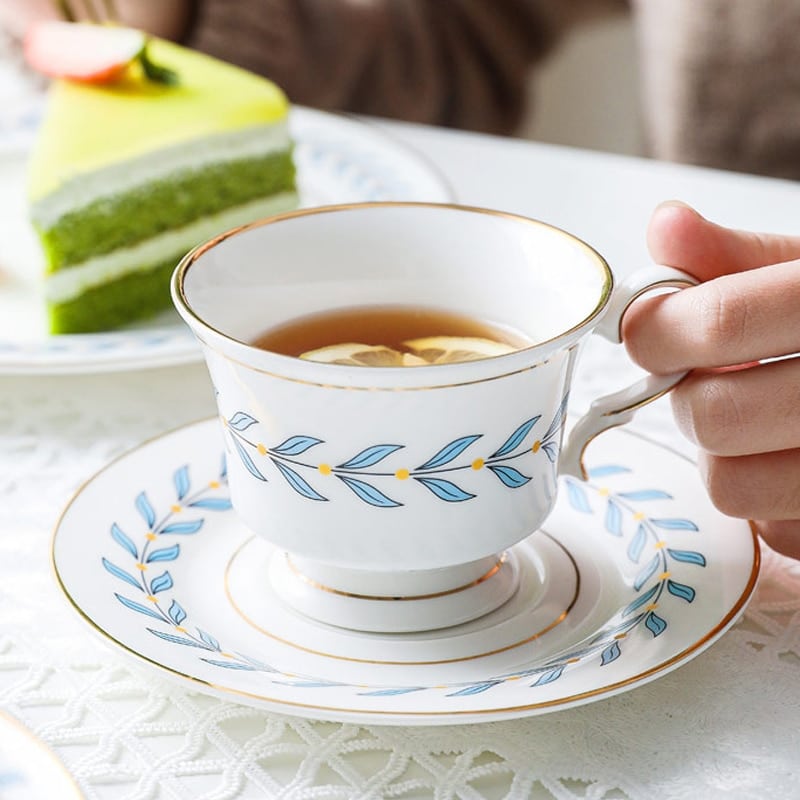 Exquise tasse à thé anglaise porcelaine à garniture dorée_1