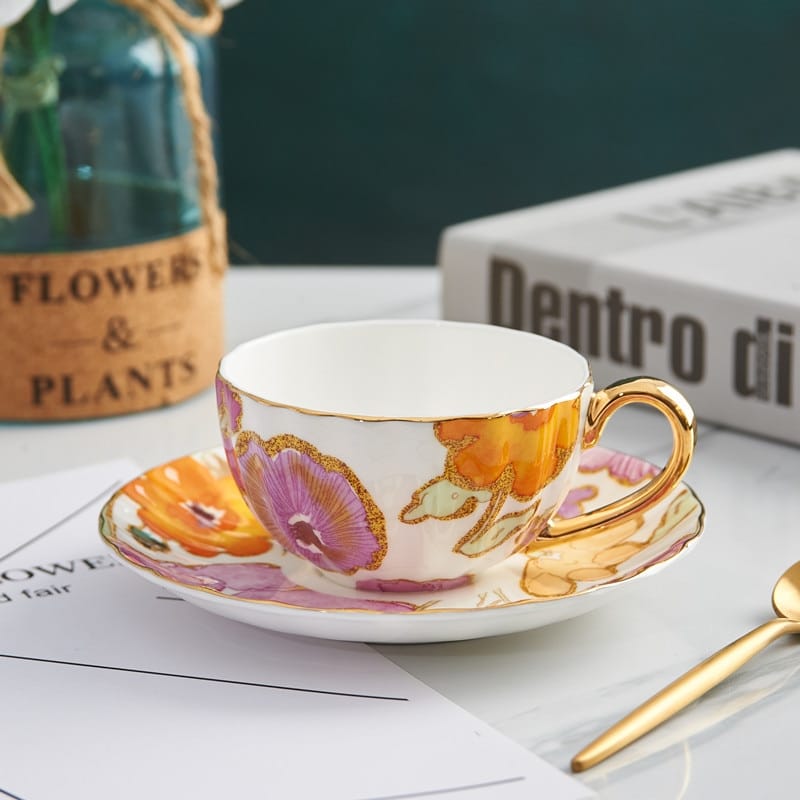 Tasse à thé anglaise à fleurs avec bordure dorée élégante_1