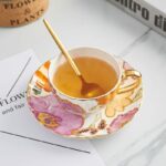 Tasse à thé anglaise à fleurs avec bordure dorée élégante_6