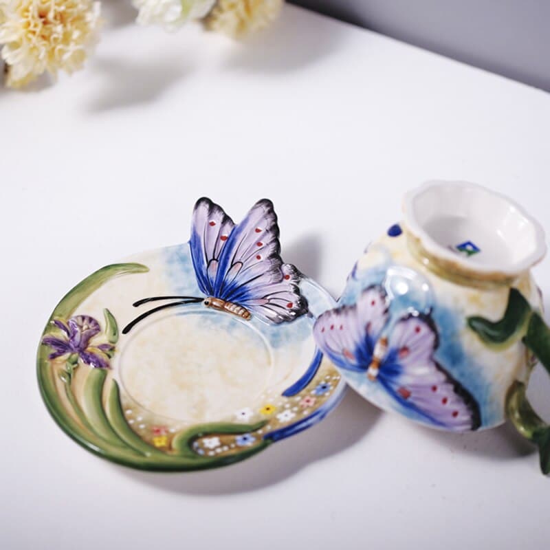 Tasse à thé anglaise avec soucoupe en papillon 3D_2