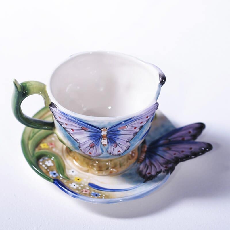 Tasse à thé anglaise avec soucoupe en papillon 3D_3