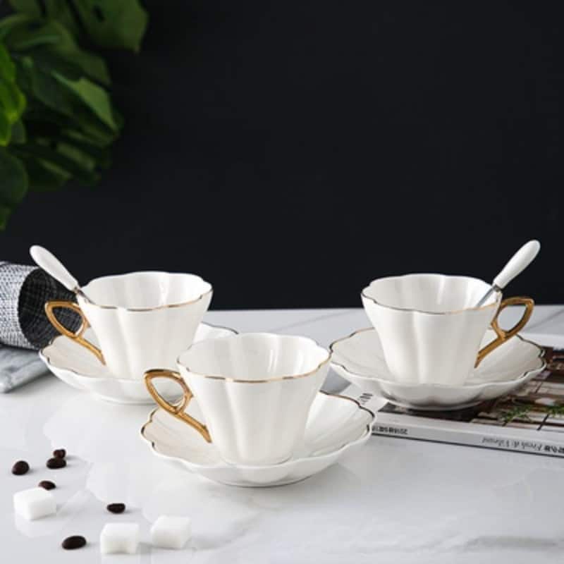 Tasse à thé anglaise en céramique avec soucoupe élégante_1
