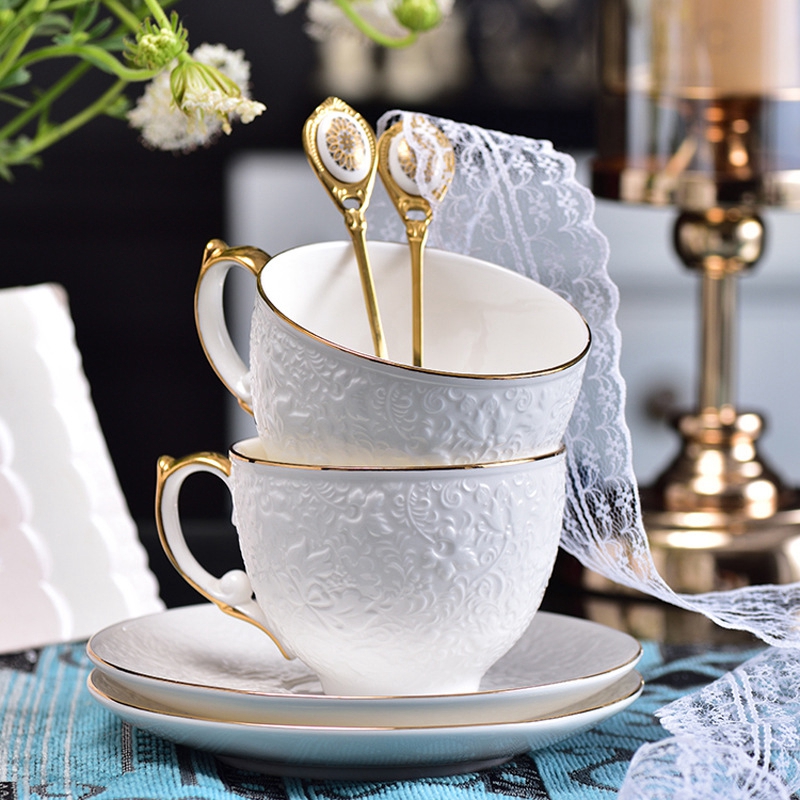 Tasse à thé anglaise belle décoration en vernis et dorée